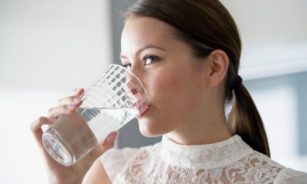 Uống từng ngụm nước ấm nhỏ để ngăn chặn cơn nấc tiếp diễn