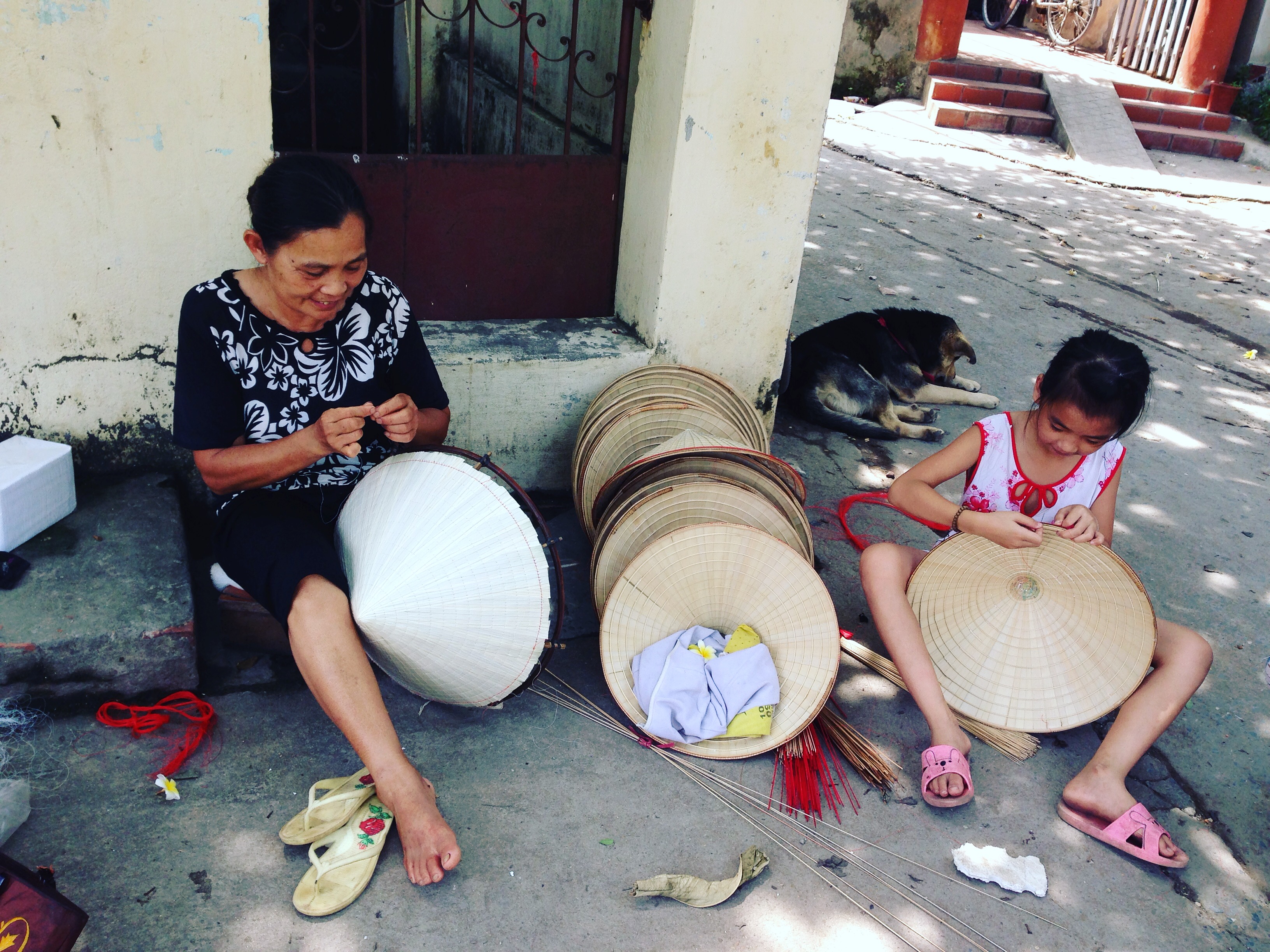 Người già và trẻ em là những người làm nón chủ yếu của làng Chuông