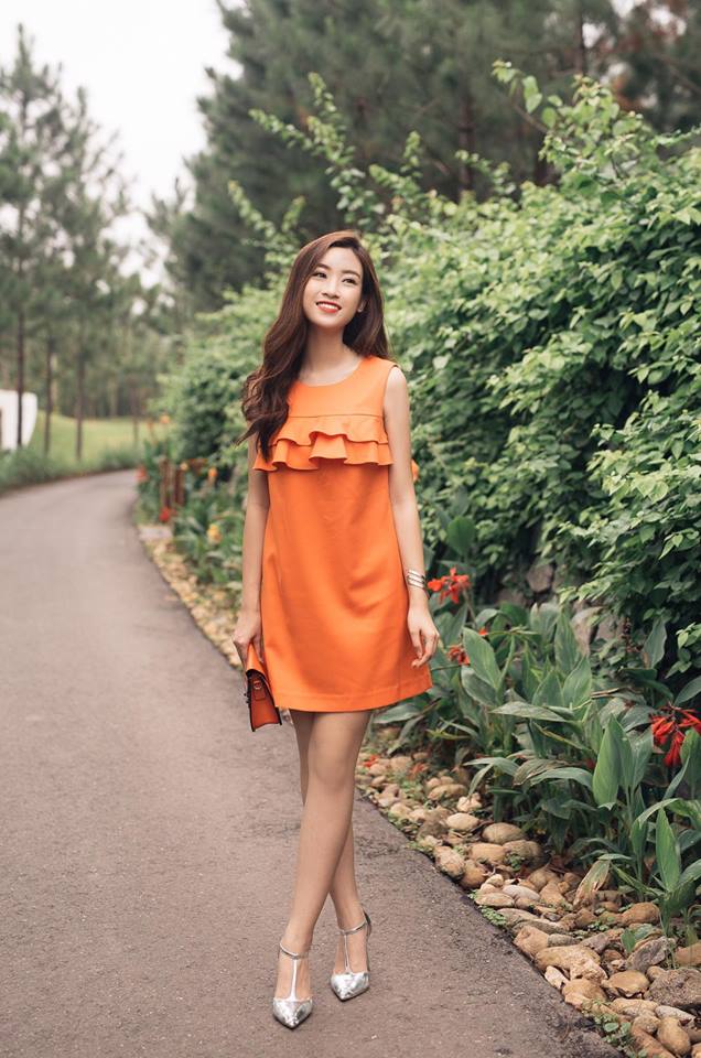 Váy xuông màu cam mix cùng giày cao gót ánh bạc giúp Mỹ Linh nổi bật hơn bao giờ hết Váy xuông màu cam mix cùng giày cao gót ánh bạc giúp Mỹ Linh nổi bật hơn bao giờ hết