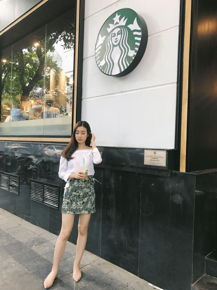 Chân váy in hoa mix cùng áo trễ vai màu trắng khiến Đỗ Mỹ Linh năng động, tự tin khi dạo phố Chân váy in hoa mix cùng áo trễ vai màu trắng khiến Đỗ Mỹ Linh năng động, tự tin khi dạo phố