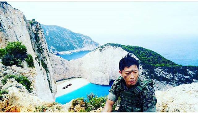 Diễn viên Jin Goo với bức ảnh chụp bãi tàu đắm từ trên vách núi