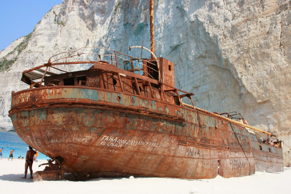 Con tàu sắt bị bỏ hoang chính là một trong những nét nổi bật ở vùng biển này