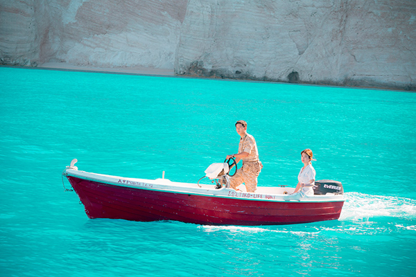 Bằng cano, Song Joong Ki đưa Song Hye Kyo đến bãi tàu đắm vô cùng lãng mạn