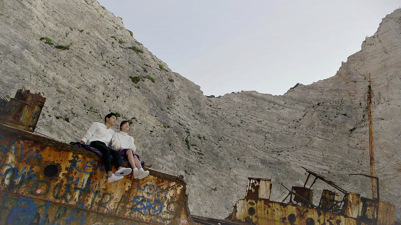 Song Song Couple trở lại hòn đảo Navagio trong niềm hạnh phúc ở cuối phim