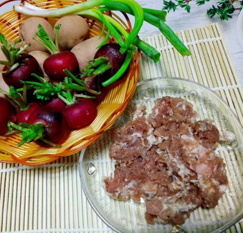 Nguyên liệu nấu canh củ cải đỏ với khoai tây, thịt bằm