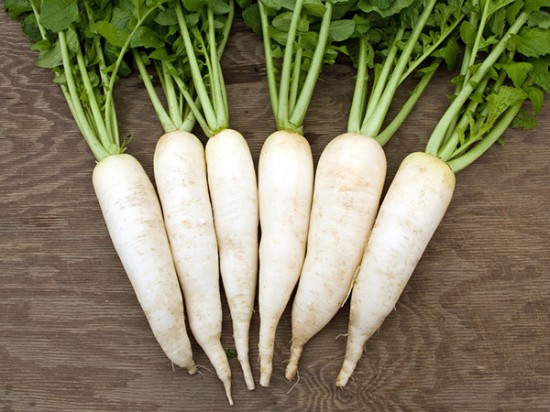 Phải gọt sạch vỏ củ cải trắng trước khi chế biến để loại bỏ phần chứa nhiều chất độc