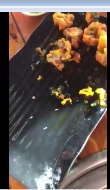 Những con dòi xuất hiện trong món sụn gà chiên ở một nhà hàng tại Đà Nẵng
