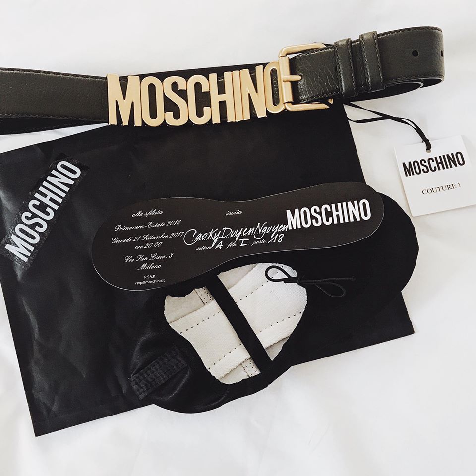 Vé mời của nhãn hiệu thời trang Moschino dành tặng Kỳ Duyên Vé mời của nhãn hiệu thời trang Moschino dành tặng Kỳ Duyên