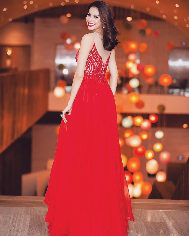 Hoa hậu Phạm Hương thường diện những bộ đầm màu đỏ