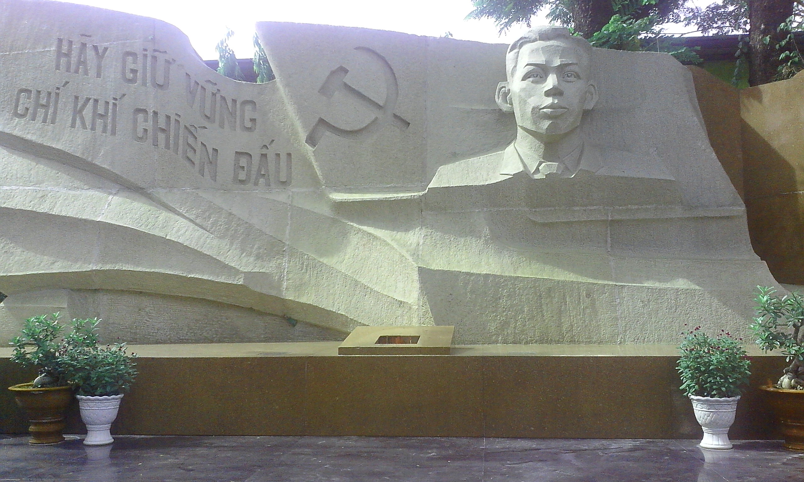 Đồng chí Trần Phú (1904 - 1931) quê ở xã Tùng Ảnh, huyện Đức Thọ, tỉnh Hà Tĩnh. Đồng chí Trần Phú được bầu làm Tổng Bí thư đầu tiên của Đảng Cộng sản Việt Nam từ ngày 27/10/1930 – 6/9/1931. 