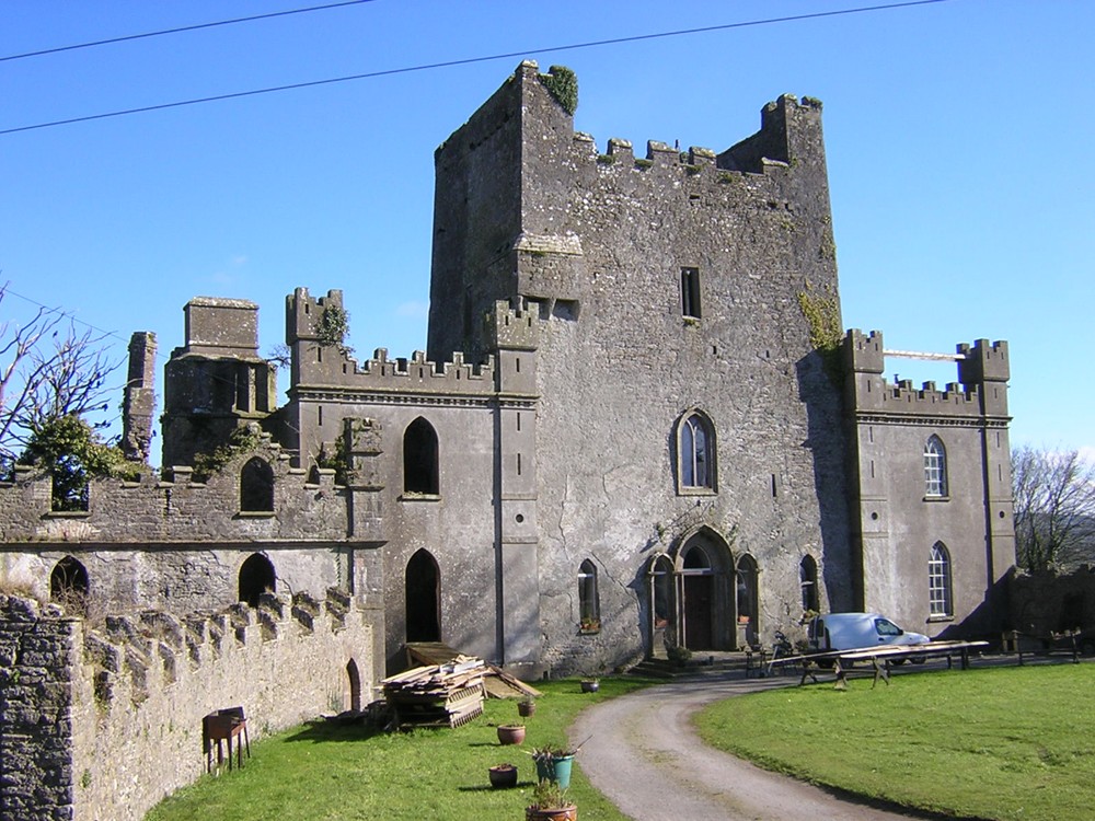 Lâu đài Leap, Ireland: Những bóng ma gớm ghiếc làm tòa lâu đài này càng nổi tiếng và đáng sợ. Du khách có thể nhìn thấy một sinh vật kỳ lạ to bằng con cừu với mùi lưu huỳnh và khuôn mặt bị thối rữa. 