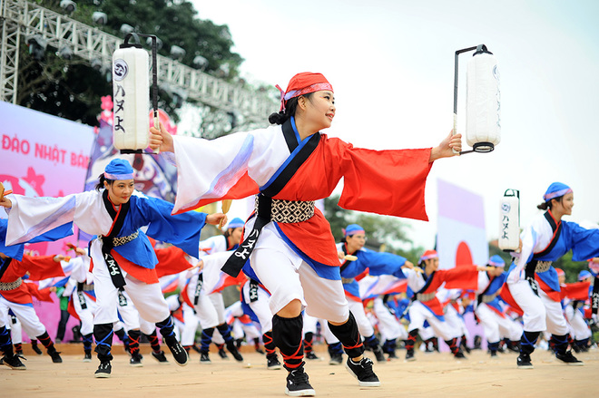 Vẻ đẹp của điệu múa truyền thống của Nhật Bản thu hút rất đông người xem
