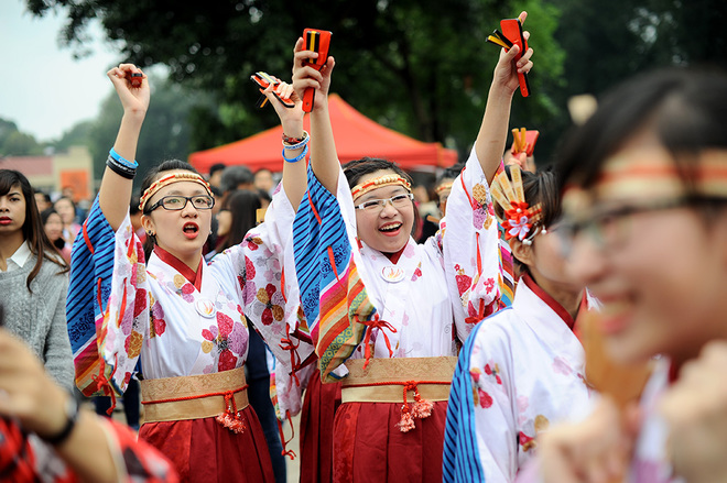 Hàng loạt hoạt động văn hóa do các nghệ sĩ Việt Nam và Nhật Bản thể hiện đã diễn ra. Nhiều bạn trẻ trong trang phục múa truyền thống của Nhật Bản cổ vũ cho đội nhảy trên sân khấu