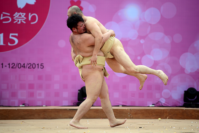Các võ sĩ sumo biểu diễn những thế vật cơ bản của môn võ cổ truyển nổi tiếng Nhật Bản trong tiếng vỗ tay không ngớt của khán giả