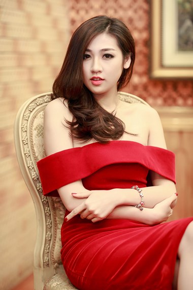 Nhan sắc ngày càng mặn mà sau gần 2 năm đăng quang Á hậu 1 Việt Nam 2012, Tú Anh khá đắt show event, quảng cáo.