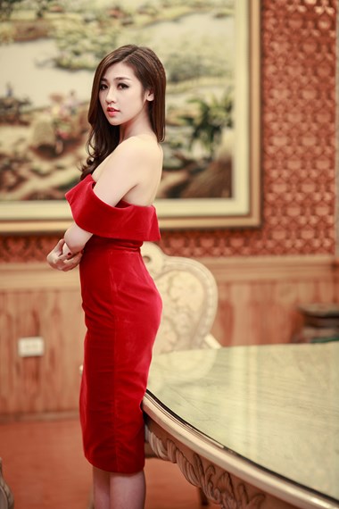 Bộ váy quây màu đỏ với phần quai hờ hững của nhà thiết kế Huy Trần tôn lên nước da trắng ngần của Tú Anh.