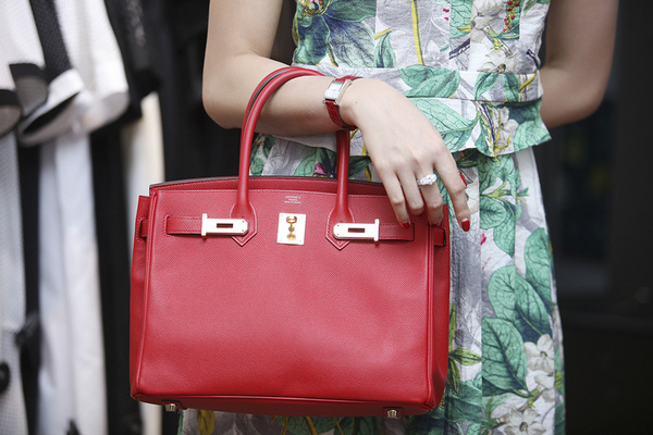 Túi xách Hermes đỏ có giá khoảng 500 triệu, đồng hồ Hermes đỏ cũng gần 400 triệu đồng.