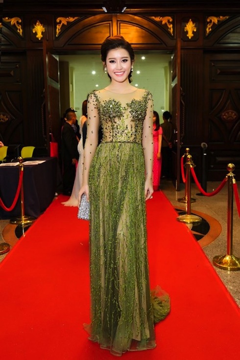 Trước đó, xuất hiện trên thảm đỏ đêm Chung kết Hoa hậu Hoàn vũ tại Nha Trang, cô thu hút mọi ánh nhìn với chiếc đầm trong suốt được đính kết cầu kỳ khoe cặp chân dài thẳng tắp.