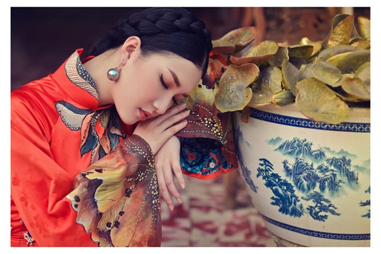 Lê Trần Ngọc Trân từng đăng quang Người đẹp du lịch Huế 2015 và được chọn là người mẫu cho bộ ảnh quảng bá Festival Huế 2016.
