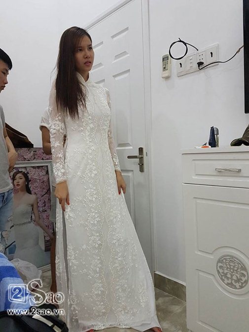 Cô tranh thủ thử váy cô dâu mà Mạc Hồng Quân mua cho. Có điều gương mặt Kỳ Hân lộ rõ vẻ kém sắc khiến nhiều người không thể nhân ra. Ảnh: 2Sao