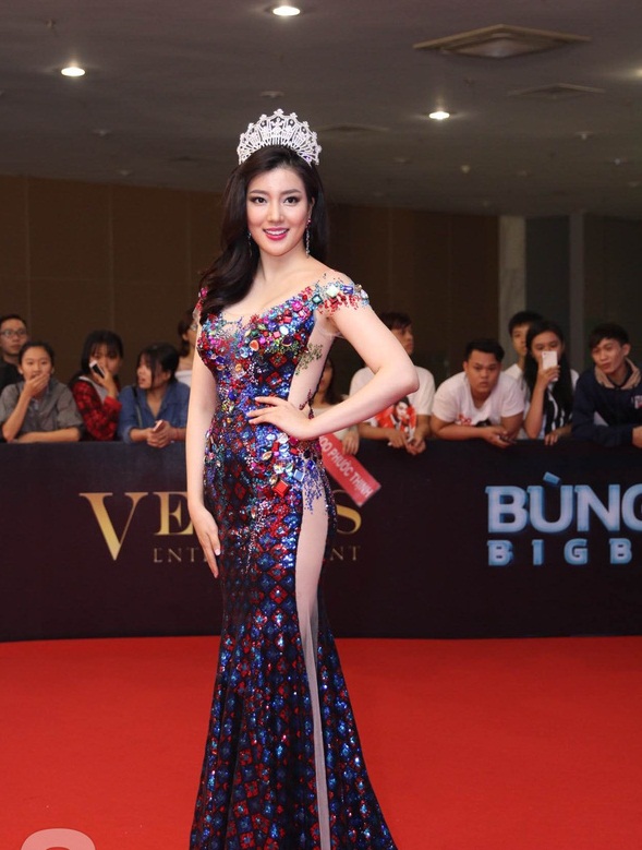 Hoa hậu Thế giới Hàn Quốc 2015 - Wang Hyun khoe dáng trong một thiết kế đầm sequin lấp lánh.