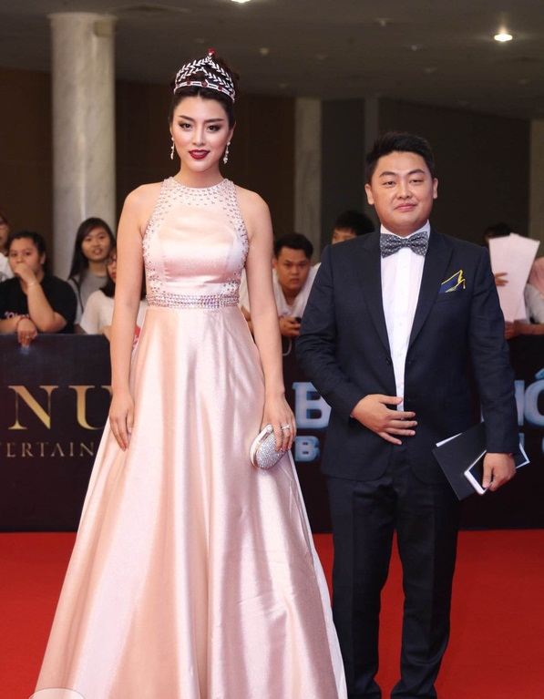 Hoa hậu Trung Quốc 2014 - Yu Weiwei tiết chế hơn trong trang phục với bộ đầm hồng pastel viền đính đá sang trọng.