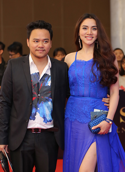 Diễn viên Trang Nhung xuất hiện với chiếc đầm xanh xẻ nổi bật bên chồng.