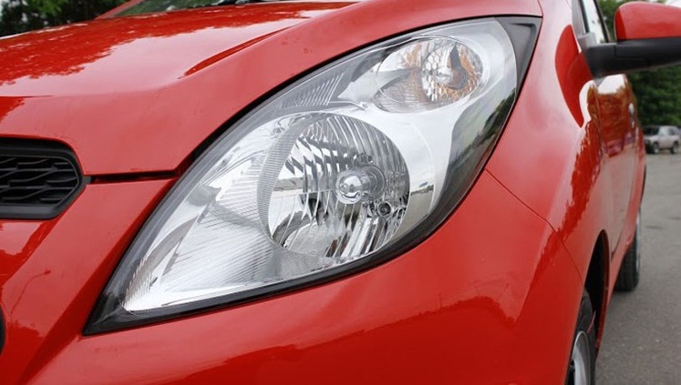 Cụm đèn pha của phiên bản 2016 này cũng đã được Chevrolet làm lại, kéo dài sang hai bên. Sự kết hợp của cụm đèn, lưới tản nhiệt mới, vị trí đèn sương mù và cản trước mang đến cảm giác hiện đại và bắt mắt.
