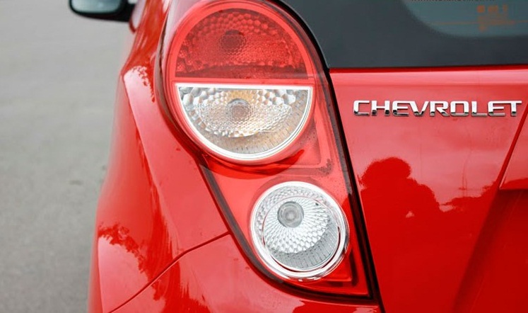 Trên cửa hậu xe được tích hợp ốp viền thiết kế kiểu mới, đèn hậu được thay đổi từ kiểu đèn tròn lõm chuyển sang kiểu thiết bo tròn lồi ra ngoài khiến đuôi xe sang trọng hơn phiên bản cũ.