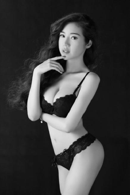 Elly Trần thường xuyên diện bikini, khoe trọn lợi thế hình thể.