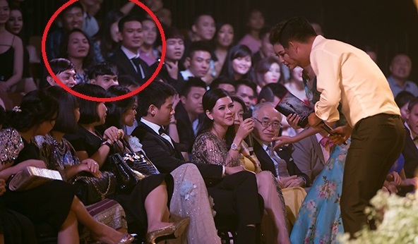 Anh chàng này ngồi cạnh mẹ Kỳ Duyên, đồng thời hai người trò chuyện thân thiết xuyên suốt show diễn.