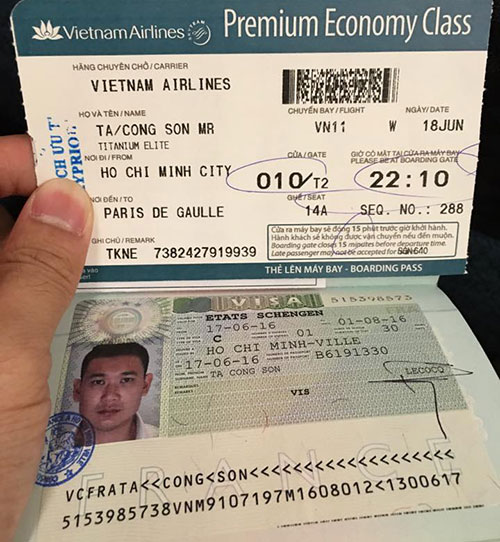 Tạ Công Sơn – bạn trai tin đồng của Hoa hậu Kỳ Duyên cũng khoe ảnh hộ chiếu đi Pháp.