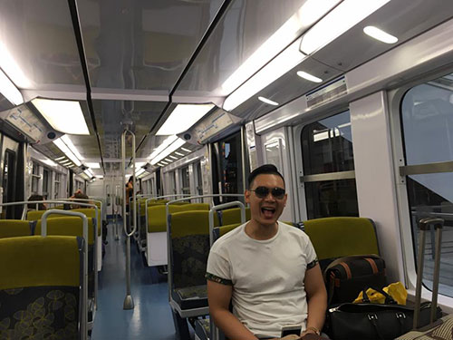 Còn Tạ Công Sơn thì khoe ảnh chụp trên tàu điện ngầm tại thủ đô này.