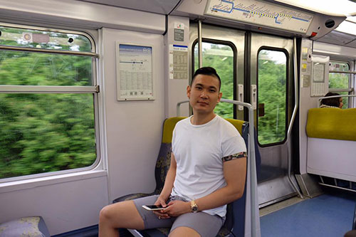 Còn Tạ Công Sơn thì khoe ảnh chụp trên tàu điện ngầm tại thủ đô này.
