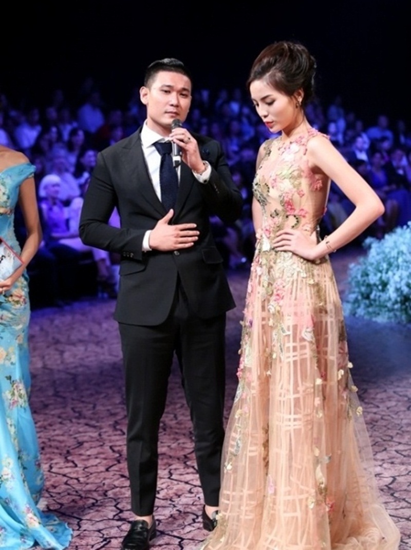 Trước đó, vào tối 25/5, trong show diễn thời trang của NTK Hoàng Hải, Tạ Công Sơn đã mua lại bộ váy của Kỳ Duyên với giá 7.000 USD.