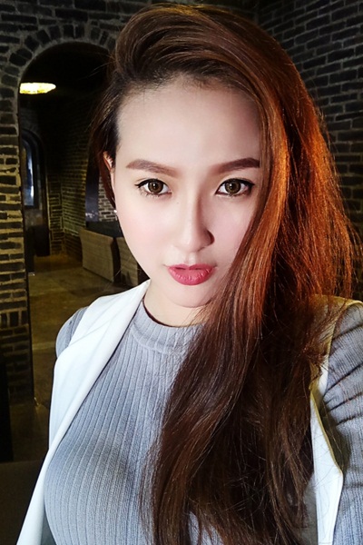 Tham gia các hoạt động nghệ thuật từ năm 2013, Khánh Ngân là gương mặt người mẫu được yêu thích trên các sàn diễn thời trang.
