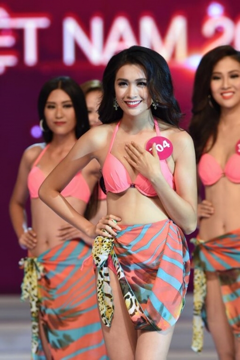 Lệ Hằng tươi trẻ và đầy sức sống trong phần thi áo tắm đêm Chung kết Hoa hậu Hoàn vũ Việt Nam.