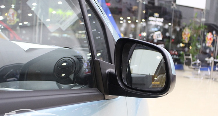 Trên chiếc Chevrolet Spark LS 2016 có ưu điểm đó là gương chiếu hậu điều chỉnh điện, nâng cấp hơn so với phiên bản cũ, giúp người lái thuận tiện hơn cho việc điều chỉnh góc nhìn.