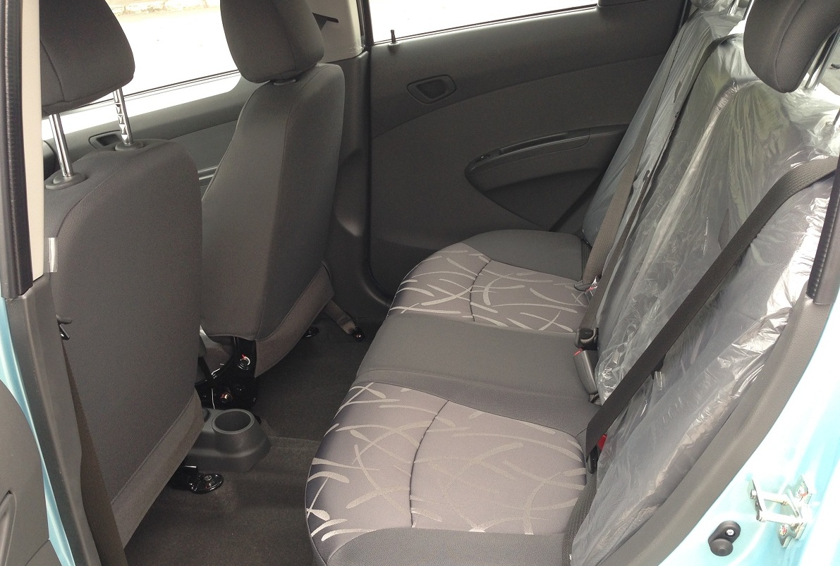 So với Kia Morning, I10 thì Spark có khoang lái và hàng ghế sau thoải mái nhất cho người ngồi, mang lại cảm giác dễ chịu nhất. Chất liệu ghế dễ làm sạch, kết hợp màu ghi-xám mang lại cảm giác nhẹ nhàng cho nội thất xe.
