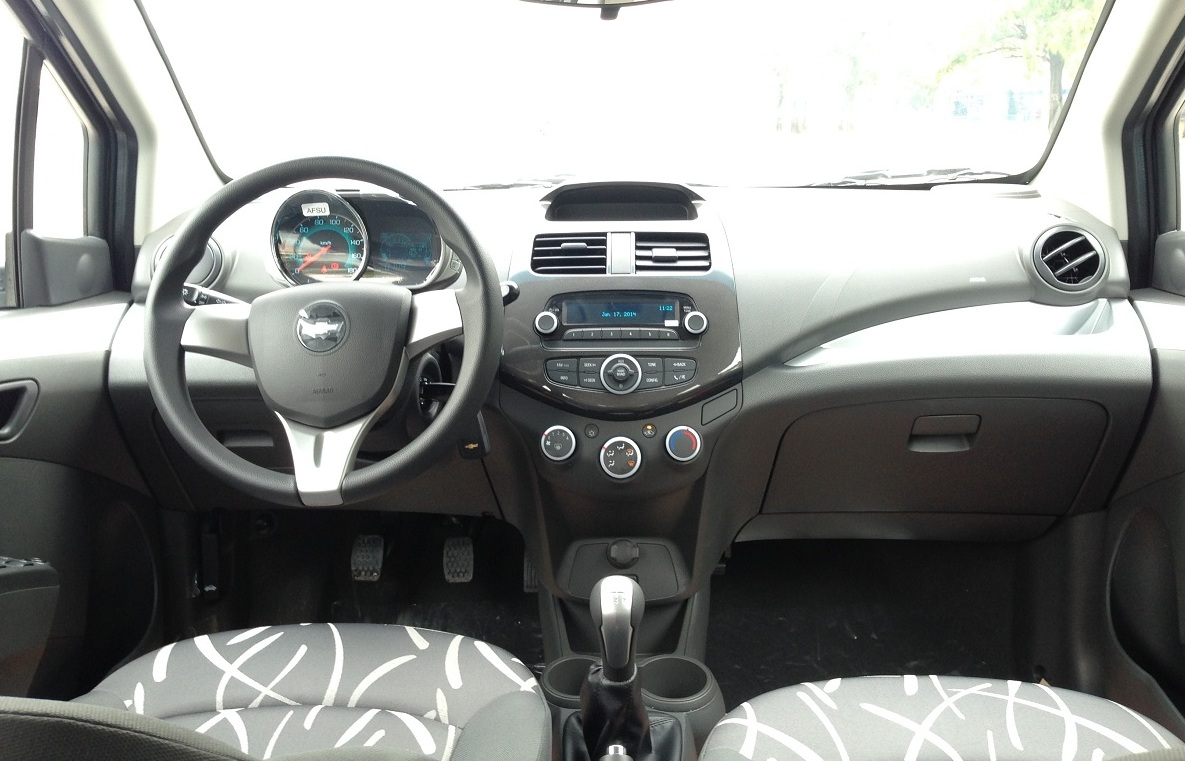 Chevrolet Spark LS 2016 với cụm đồng hồ hiện thị đa thông tin. Hệ thống âm thanh 4 loa, radio, cổng kết nối AUX ( Ipod).