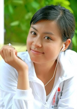 Khi đang là một nữ sinh trung học, Hoàng Thùy Linh là một hot girl khá có tiếng ở Hà Nội. 