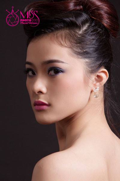 Bức ảnh chụp chân dung Hạ Vi khi đi thi Hoa hậu ảnh năm 2012 cho thấy gương mặt cô có phần cằm hơi bè, góc cạnh.