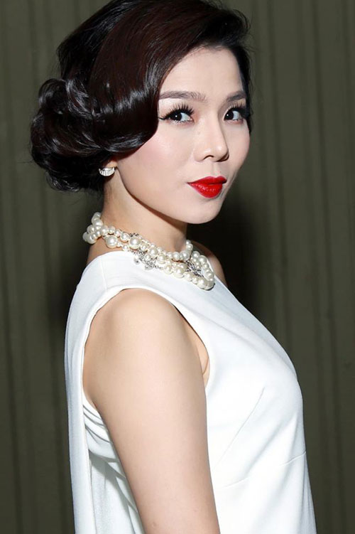 Lệ Quyên là một trong những mỹ nhân Việt yêu thích kiểu tóc mái lượn sóng cổ điển này. Song kiểu tóc của cô có phần tiết chế hơn nhiều so với kiểu tóc của Hoa hậu Kỳ Duyên.