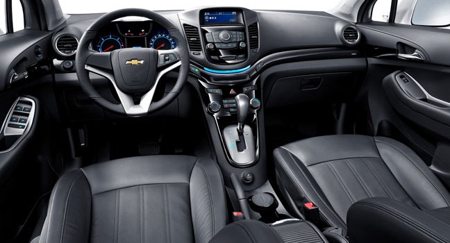 Nội thất xe Orlando LTZ 2016 mới mang đến sự ngạc nhiên thú vị với thiết kế buồng lái cabin kép phong cách thể thao.