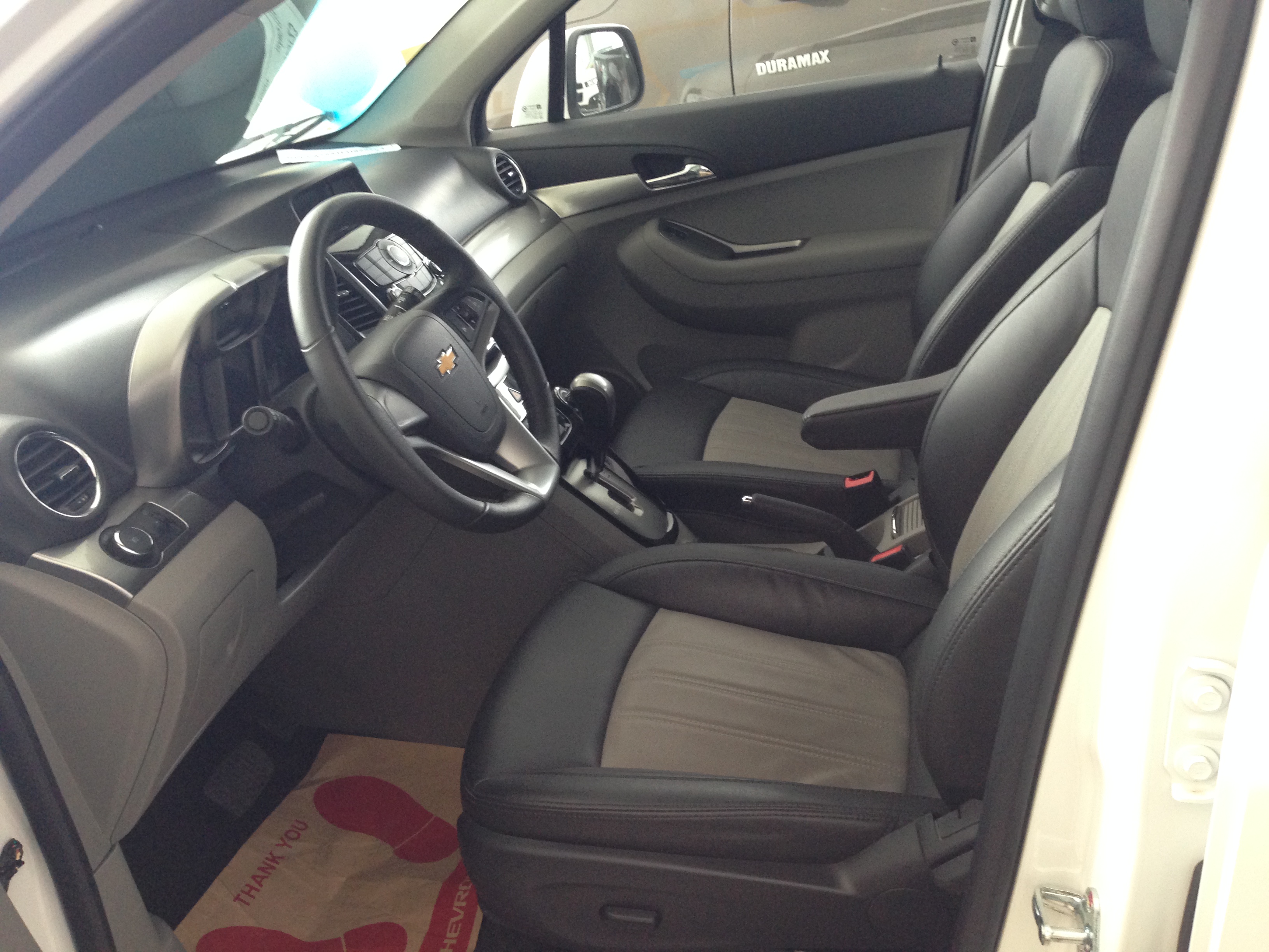 Ghế lái xe Orlando được thiết kế với kiểu dáng ôm người cho người láu mỗi khi vào cua cảm giác chắc chắn và đầm xe.