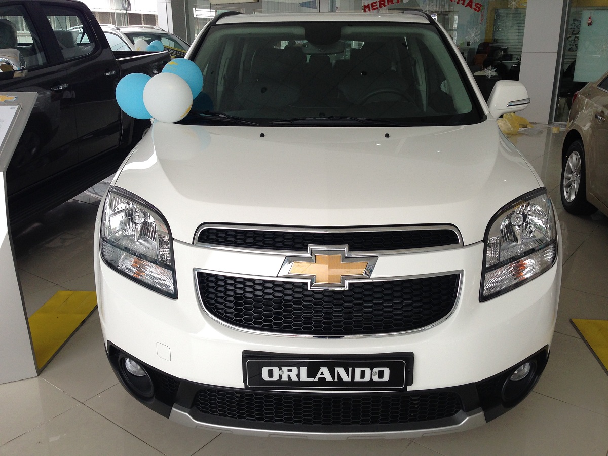Orlando LTZ gây ấn tượng với bộ lưới tản nhiệt kích thước lớn và logo Chevrolet vàng chói ngoại cỡ.
