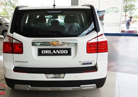 Phía sau xe Orlando 2016 với thiết kế mới trông cứng cáp hơn bởi tấm ốp cản dưới có màu sáng bóng được mạ chrome. 