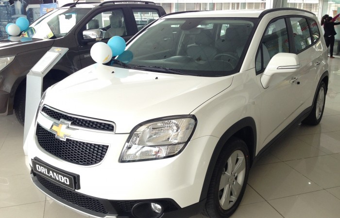 Cụm đèn pha halogen cực sáng được bố trí cân đối và mềm mại, giúp chiếc xe gần gũi hơn với các thành viên trong gia đình. 