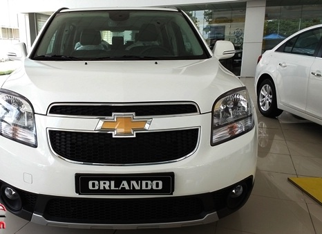 Orlando LTZ  2016 được trang bị thêm đèn pha tự động bật/ tắt tùy điều kiện ánh sáng ( một tính năng cơ bản của Chevrolet trong năm nay). Đèn gầm như được nối liền bởi lướt tản nhiệt và tấm mạ crom kéo dài khiến chiếc xe trong rất nổi bật và sang trọng.