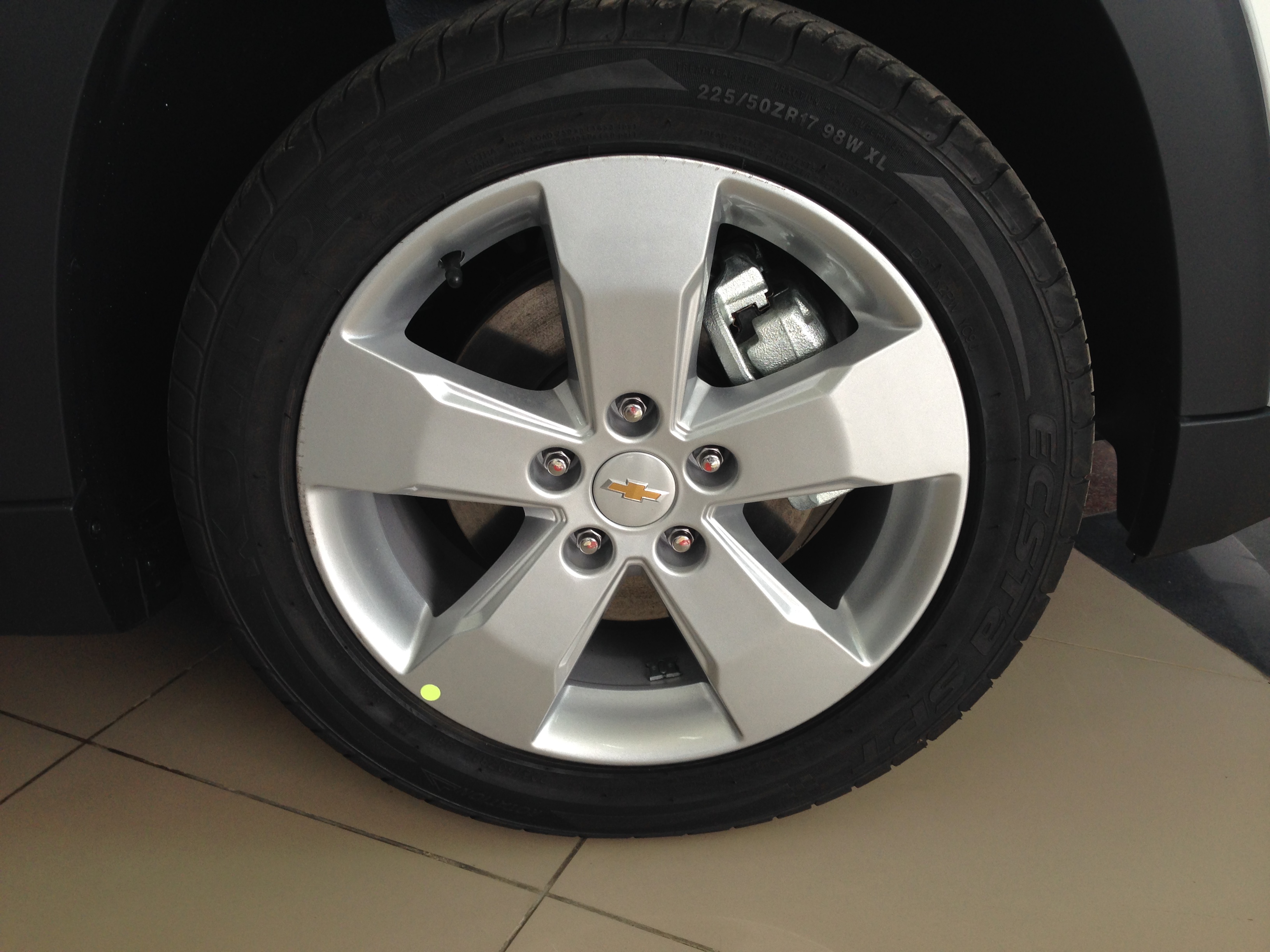 Lazang 17 inch 5 chấu mới của Chevrolet Orlando 2016 với thông số 225/50R17 ăn đứt các xe cùng phân khúc về độ bám đường và cách âm, cũng như kiểu dáng đẹp mắt. 4 bánh xe đều được trang bị phanh đĩa ABS, rất an toàn cho toàn bộ người ngồi trên xe.